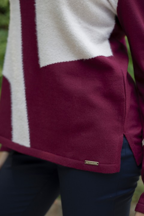 Knitted jumper with geometric design